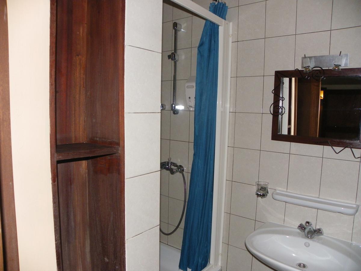 Botanika Hotel Бужумбура Экстерьер фото